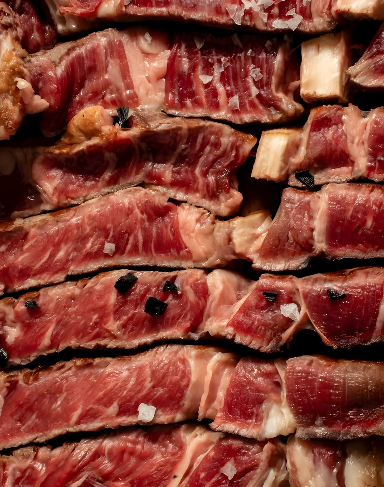 Fette di carne frollata al sangue con sale in fiocchi